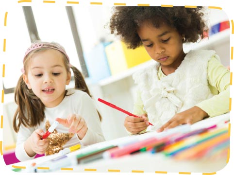 Enfants qui dessinent à l'école