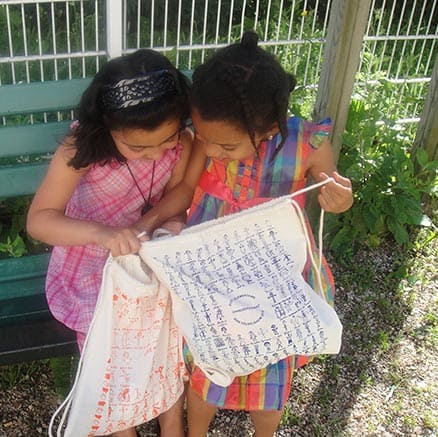 Sac à dos coton couleur customisé par les enfants pour l'école